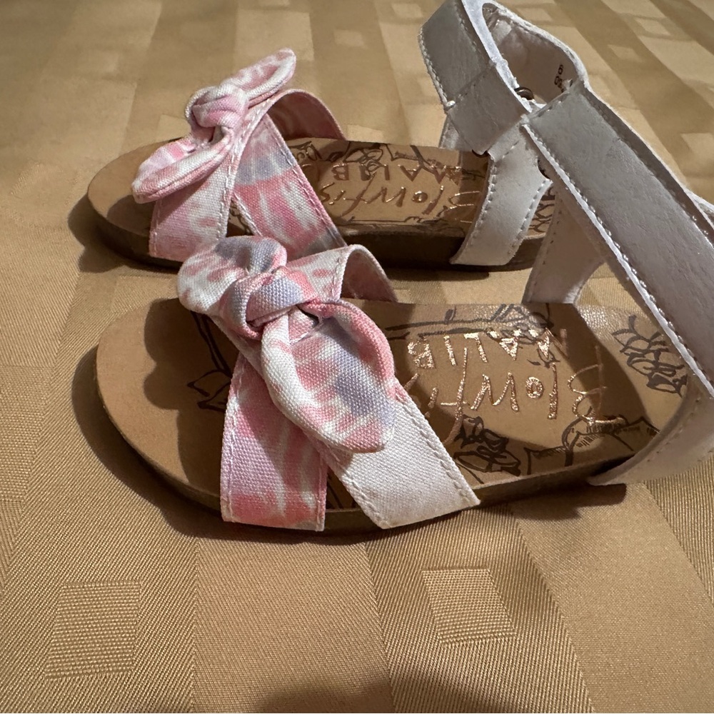 Blowfish Malibu White and‎ Pink Kids Sandals with Bow NEW Size 6 girls